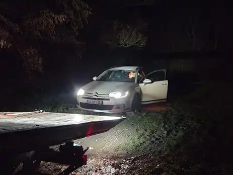 Autun-Depannage-auto-changement-de-pneu-creve-diagnostic-moteur-redressement-vehicule-panne-courroie-et-remorquage-urgent-24-7